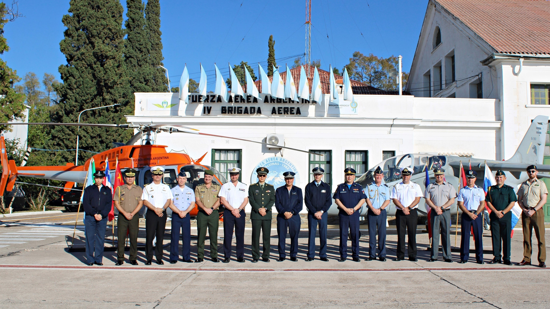 Agregados militares extranjeros recorrieron la IV Brigada Aérea